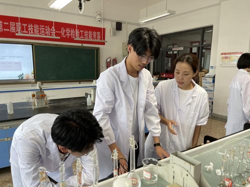 生物化工系黨支部陳潔老師開設(shè)黨員示范課 水中氟含量測定與生物化工產(chǎn)品技術(shù)研發(fā)